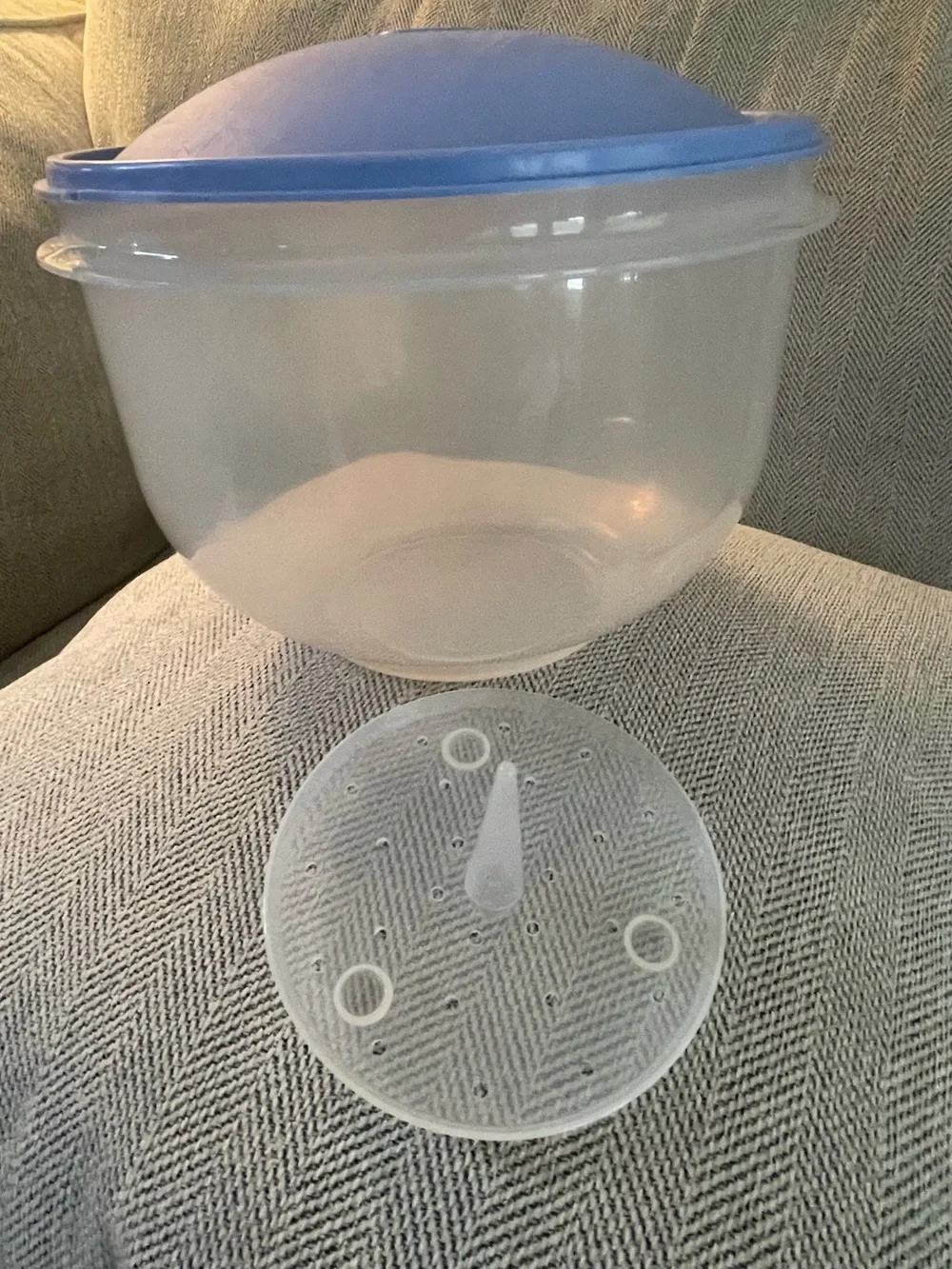 Tupperware Light Blue Lidded Round lettuce Storage Bowl